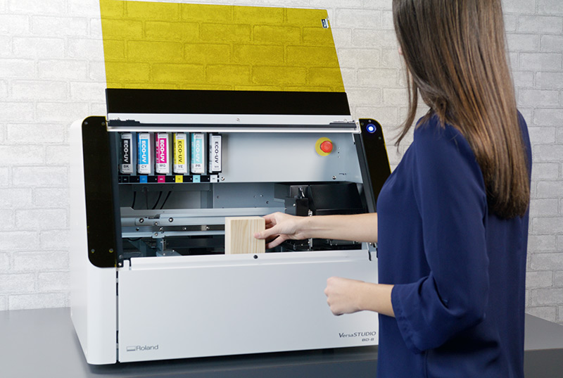 上海納艾升攜手RolandDG與上海海事大學(xué)聯(lián)袂亮相建平中學(xué)“建平杯”，AI智能小車賽道點燃科技熱情